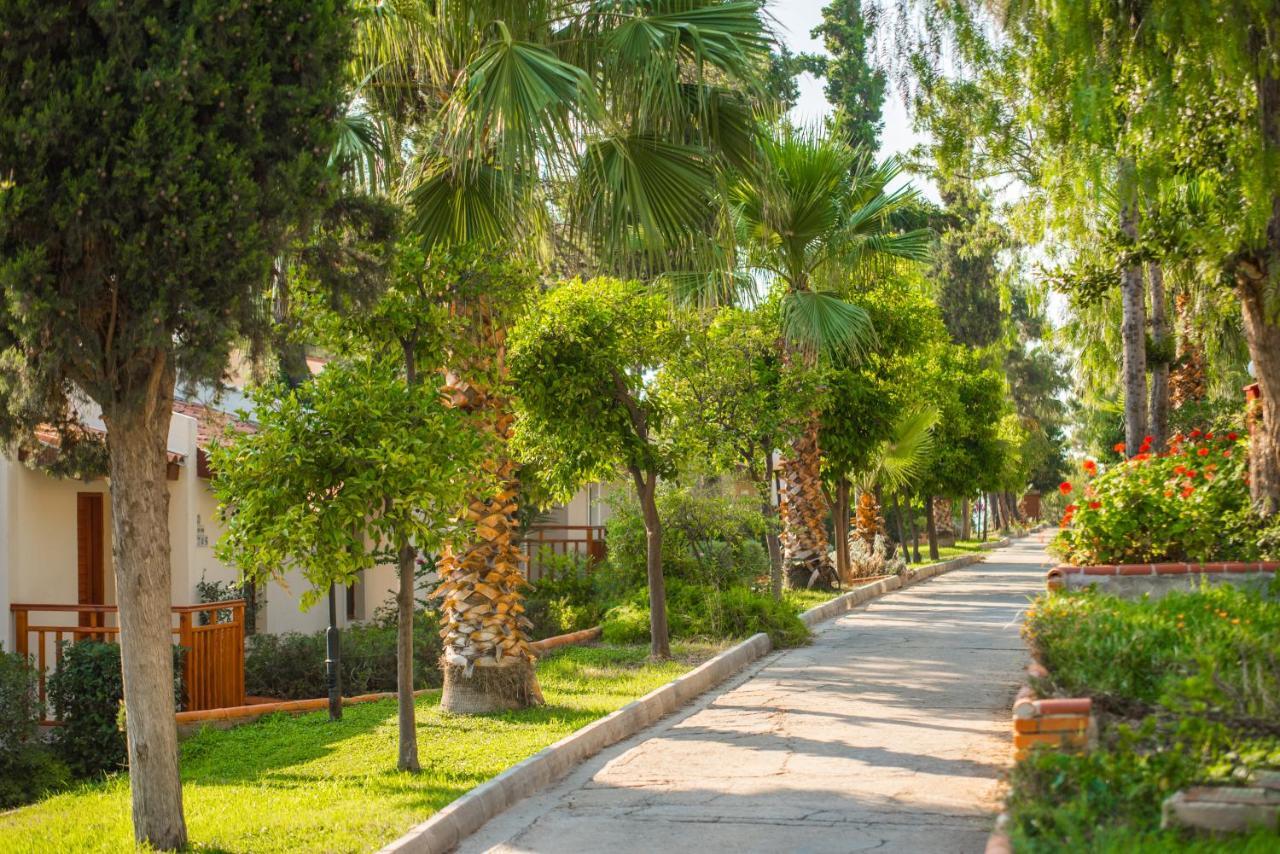 Pine Bay Holiday Resort Kusadasi Bagian luar foto A street in the resort