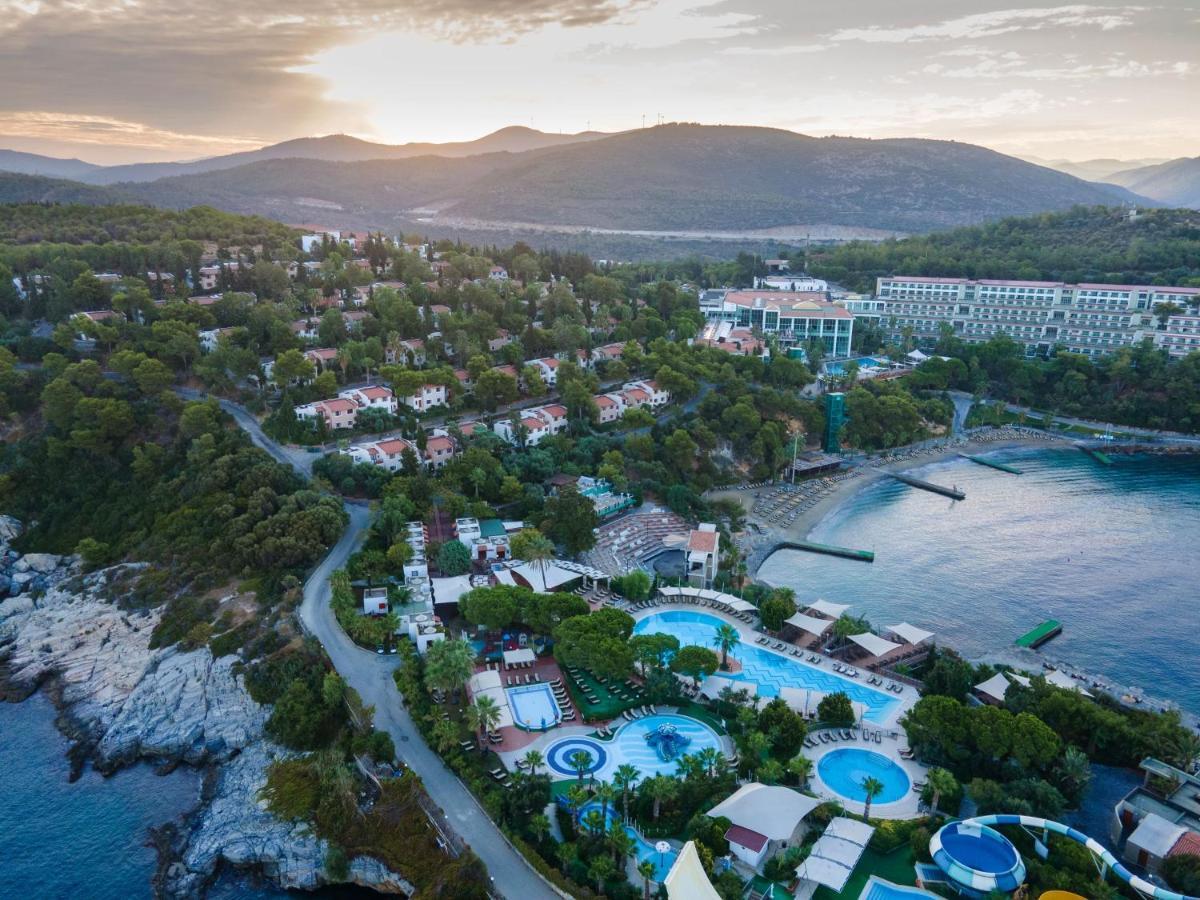 Pine Bay Holiday Resort Kusadasi Bagian luar foto Aerial view of the resort