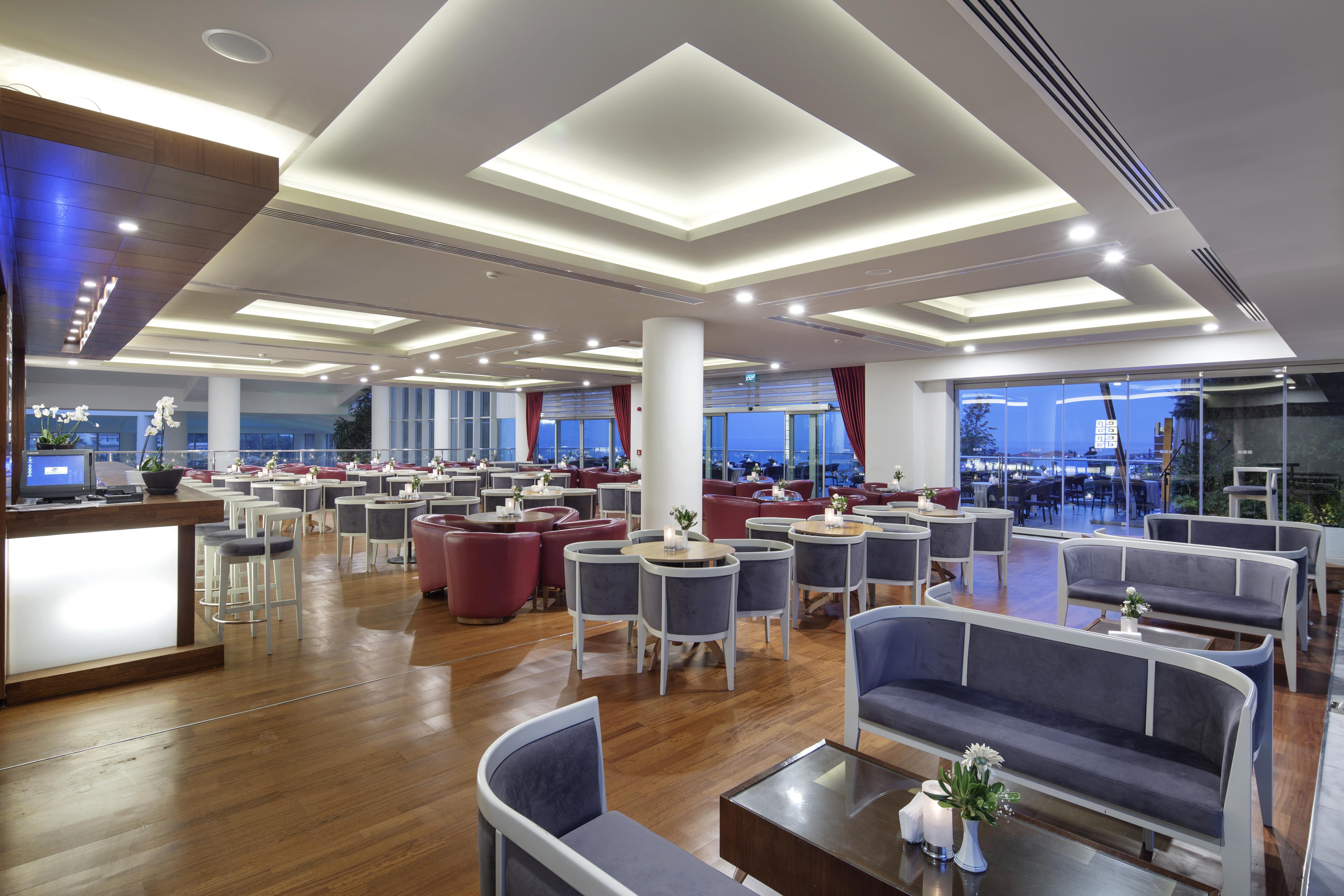 Pine Bay Holiday Resort Kusadasi Bagian luar foto The lounge at the airport