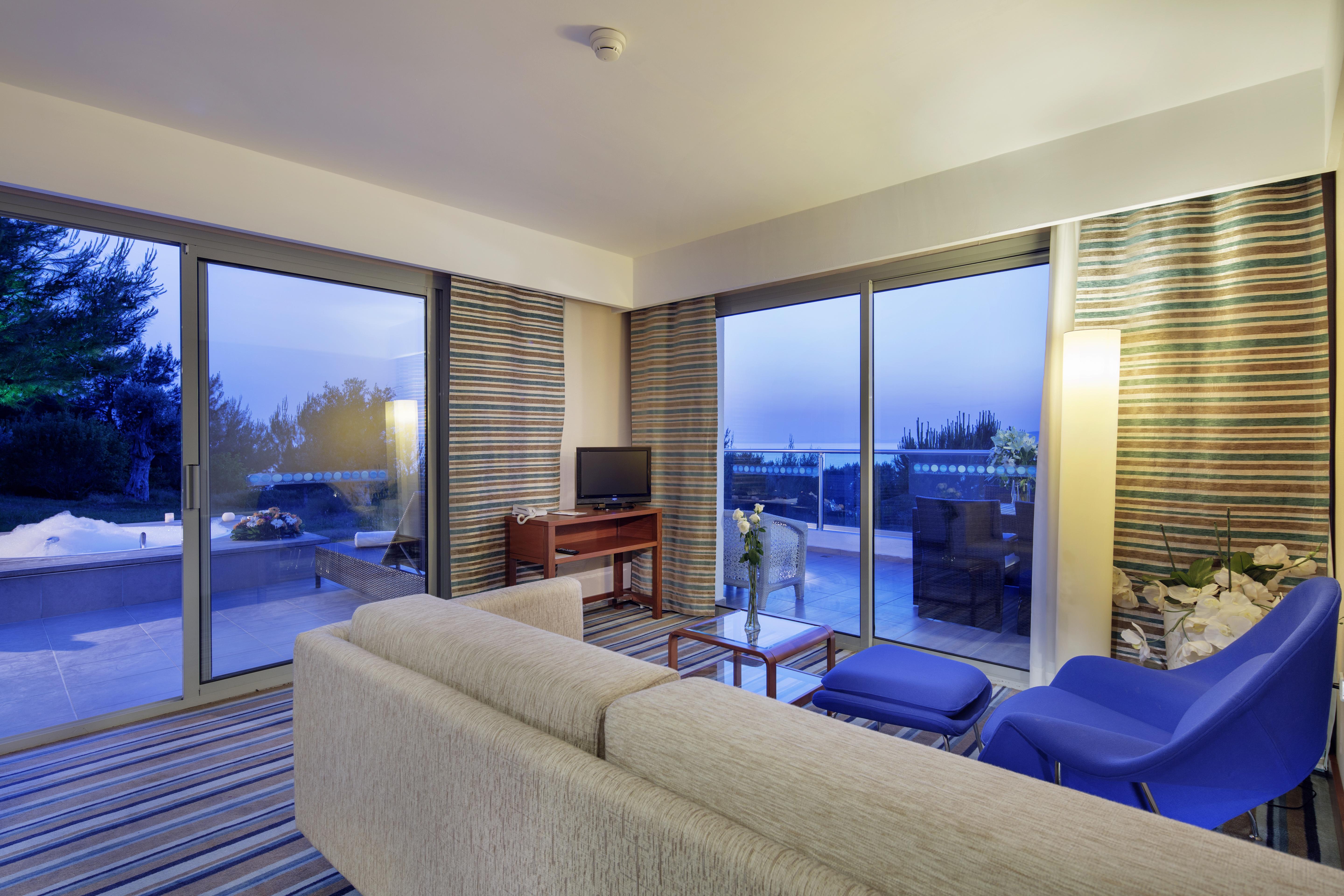 Pine Bay Holiday Resort Kusadasi Bagian luar foto A suite at the Hilton Athens