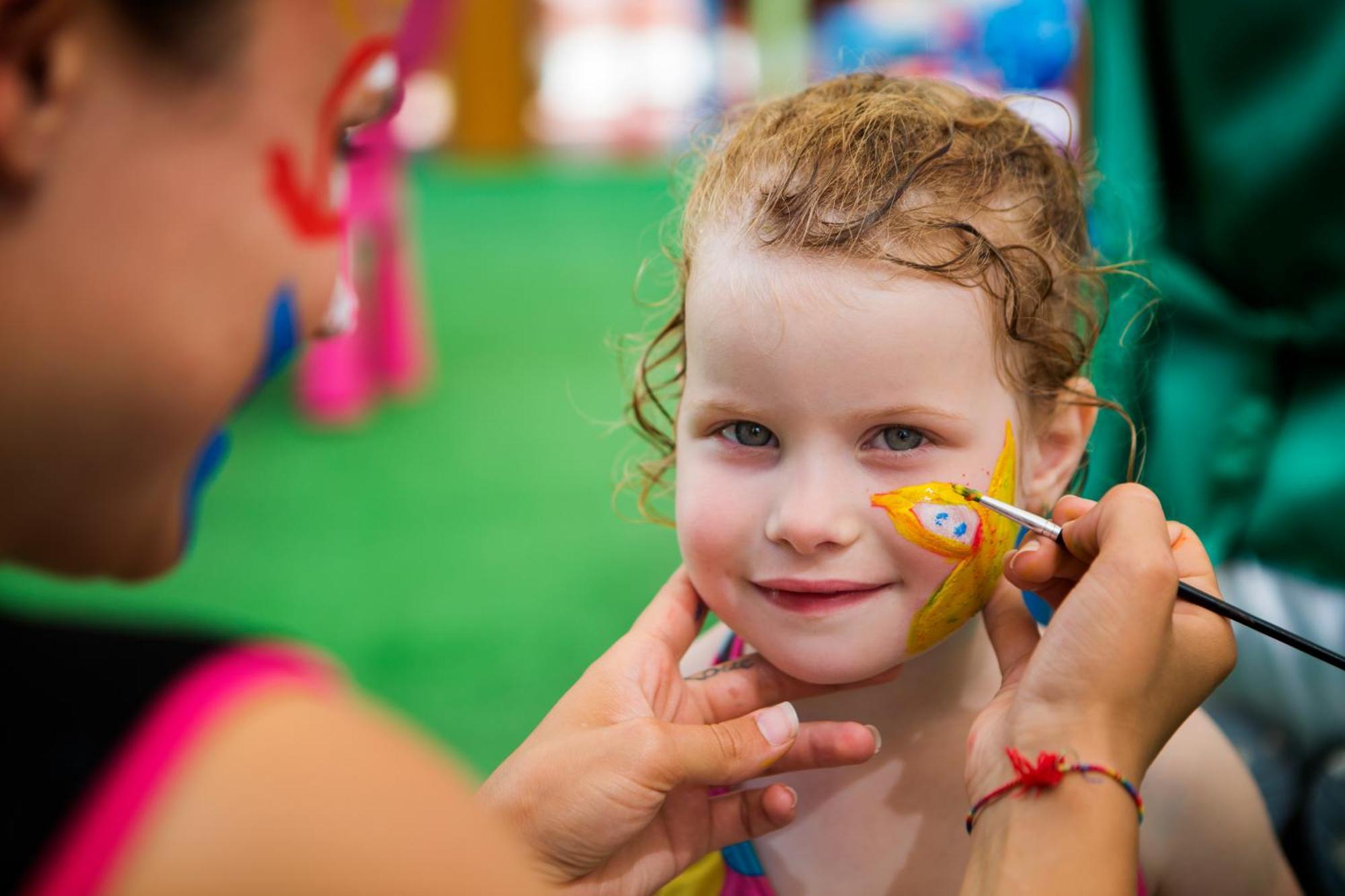 Pine Bay Holiday Resort Kusadasi Bagian luar foto Child with face paint