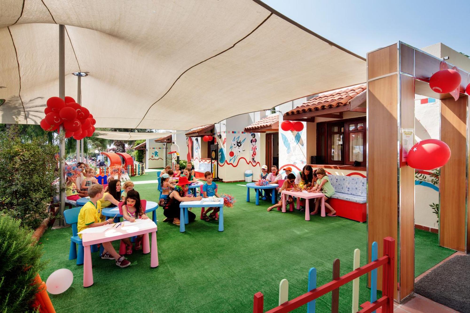Pine Bay Holiday Resort Kusadasi Bagian luar foto Club Med children's club