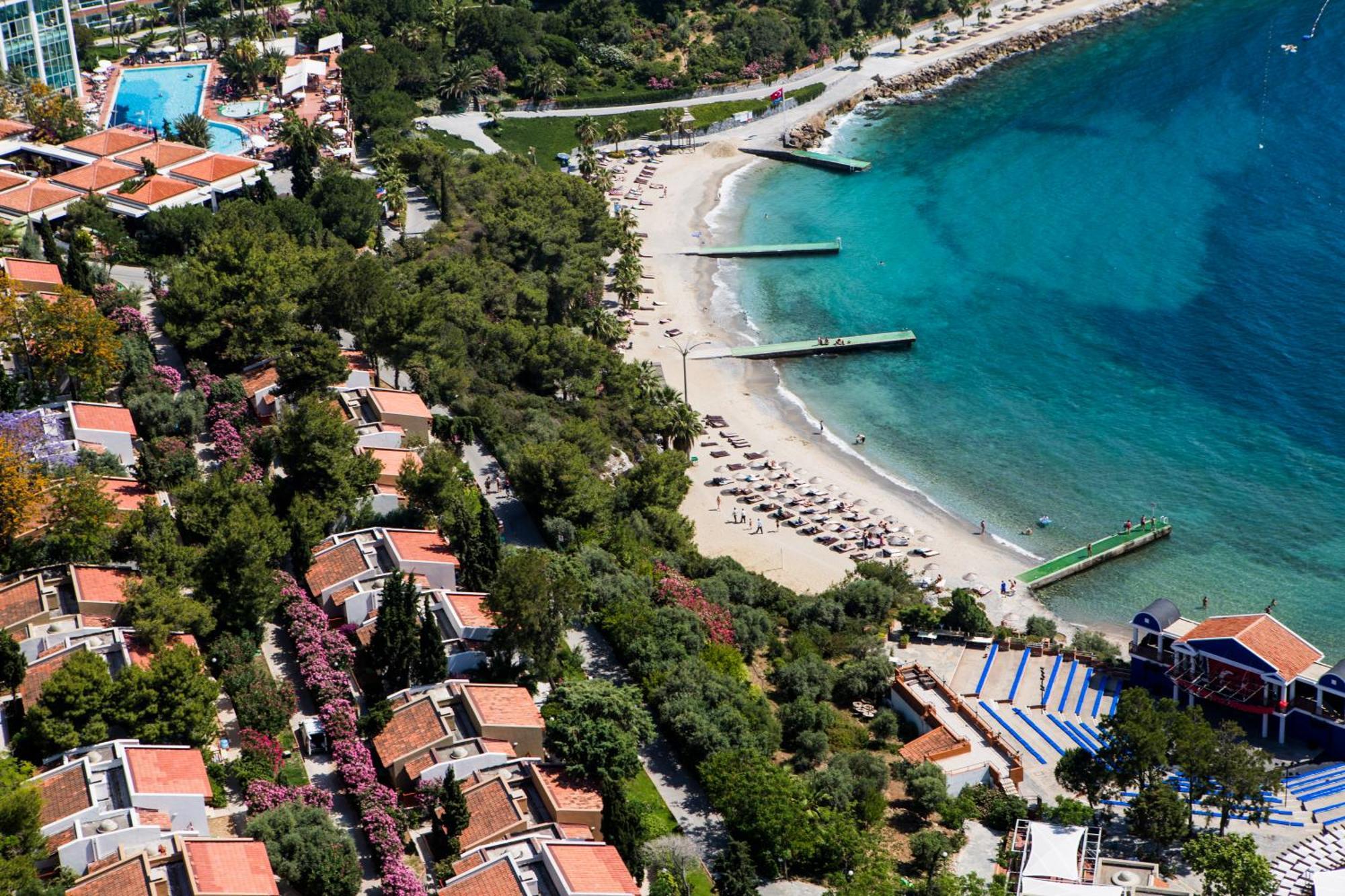 Pine Bay Holiday Resort Kusadasi Bagian luar foto Aerial view of the resort