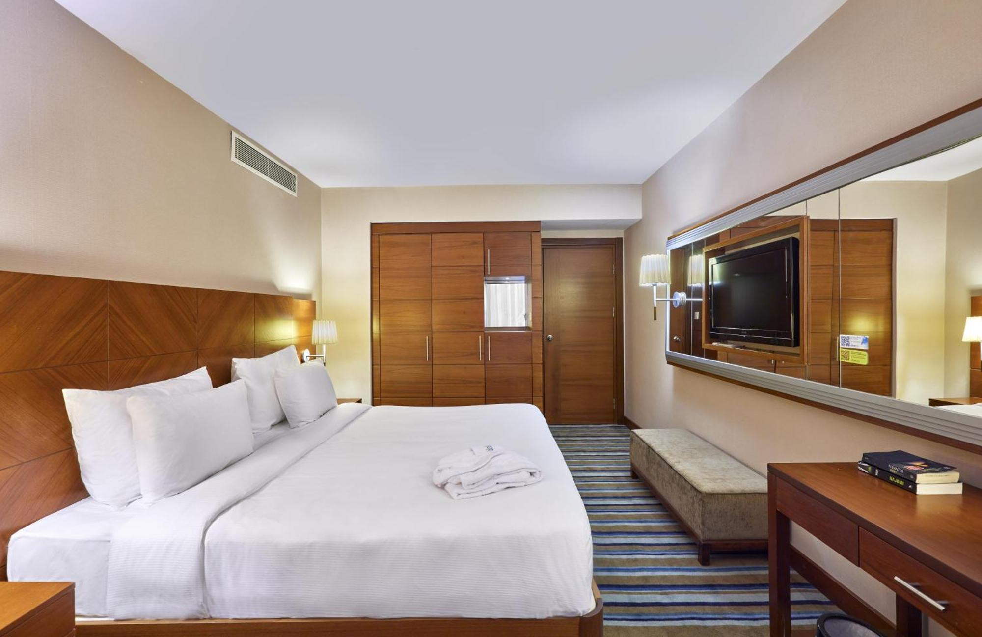 Pine Bay Holiday Resort Kusadasi Ruang foto A bedroom at the hotel
