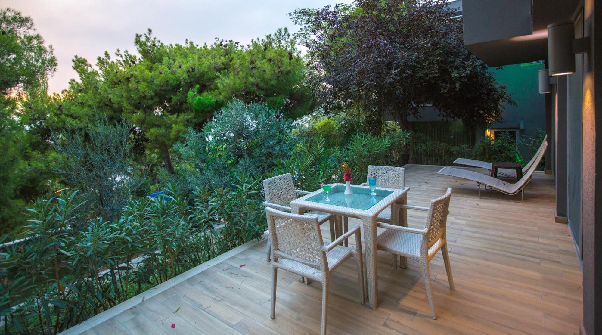 Pine Bay Holiday Resort Kusadasi Ruang foto The terrace of a suite at the hotel