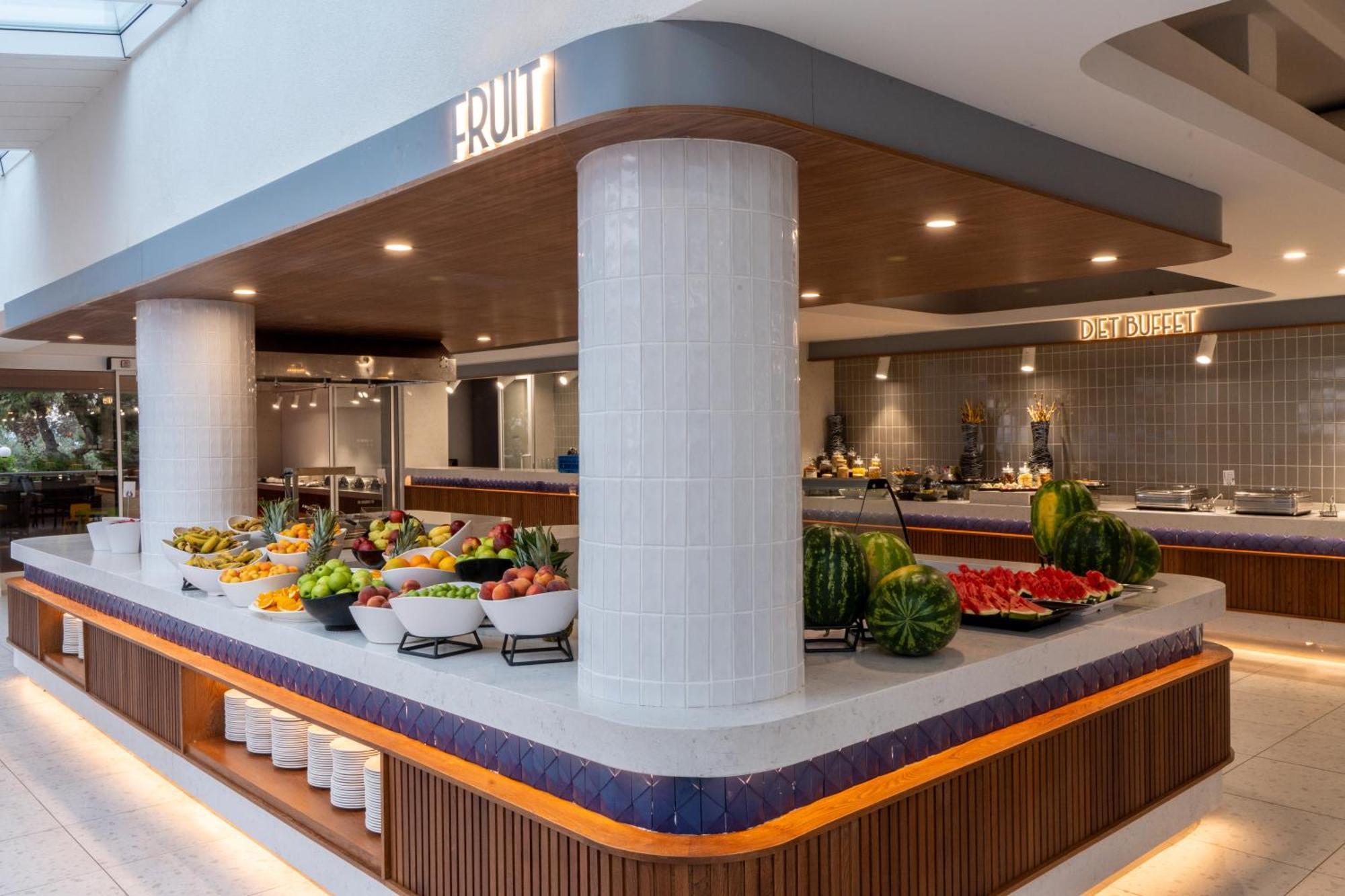 Pine Bay Holiday Resort Kusadasi Bagian luar foto The Fruit counter at the buffet